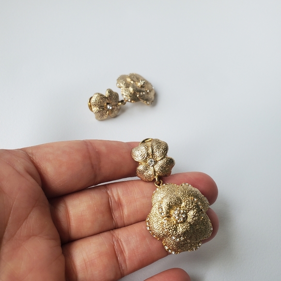 Clip-On Drop Earrings Flower Hammered Gold Tone and Rhinestones Vintage Look - Picture 2 of 4
